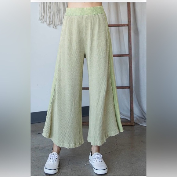 Oli & Hali ELASTIC WAIST BAND WIDE LEG CROPPED PANTS. Matching top in closet - Picture 2 of 4